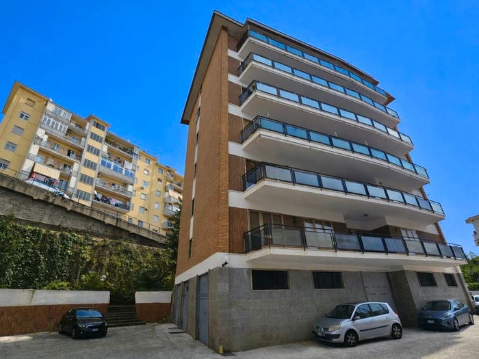 Appartamento con 6 locali in vendita in Via Domenico Fontana, Arenella, Napoli