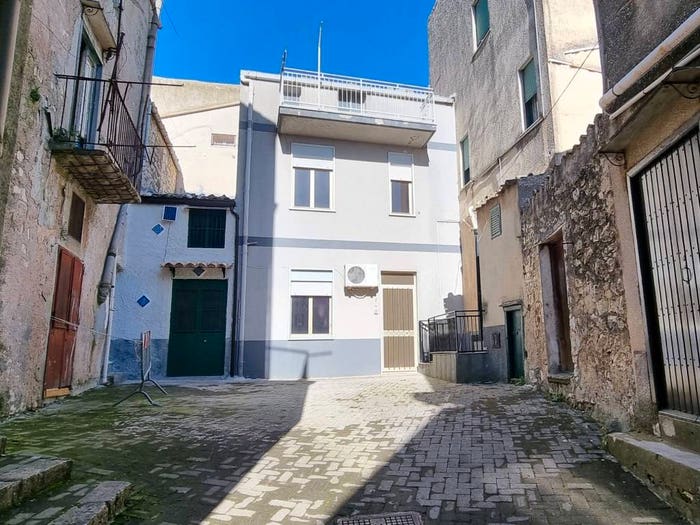 Casa con 6 locali in vendita in Via Carini, Giuliana