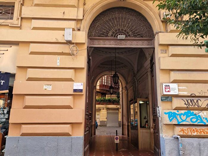 Appartamento con 5 locali in vendita in Via Duomo, Centro Storico, Napoli