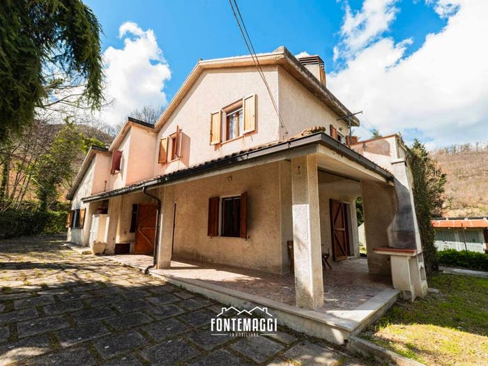 Casa con 5 locali in vendita in Località Paravento, Cagli