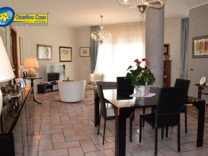 Appartamento con 5 locali in vendita in Via Monsignor A S Battistelli, Centro, Teramo