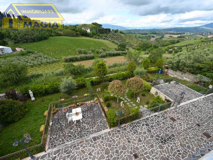 Appartamento con 6 locali in vendita in CONTRADA ROCCHETTA, Castorano