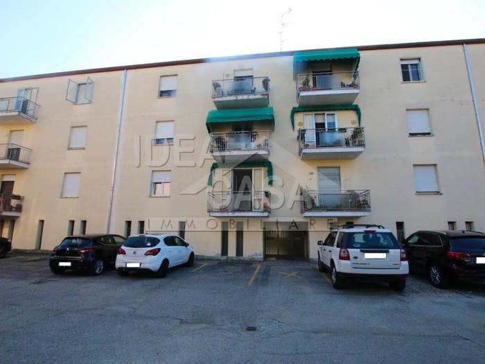 Appartamento quadrilocale in vendita in Strada San Giovanni, Centro, Mirandola