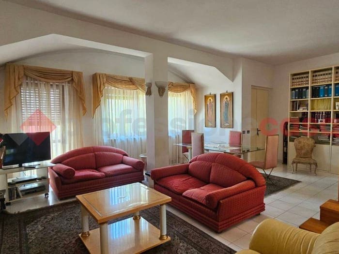 Casa con 6 locali in vendita in Viale Crotone, Catanzaro Lido, Catanzaro