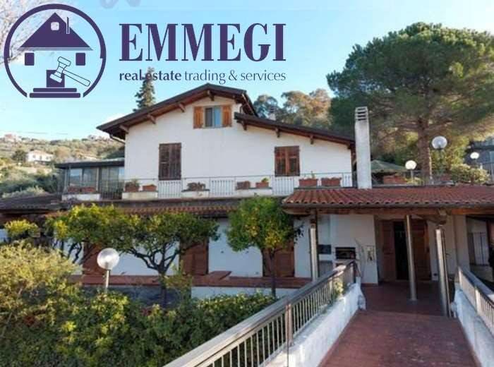 Appartamento con 6 locali in vendita in Strada Privata delle Rose, Centro, Diano San Pietro