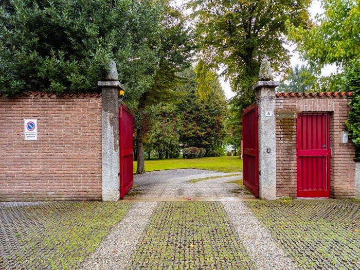 Casa quadrilocale in vendita in Piazza dei Nobili Fumagalli, Garbagnate Monastero