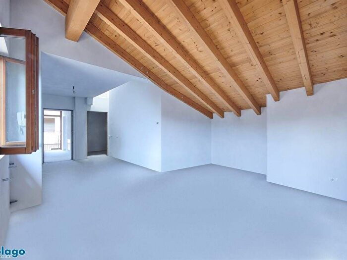 Appartamento trilocale in vendita in Via Centrale, Lierna