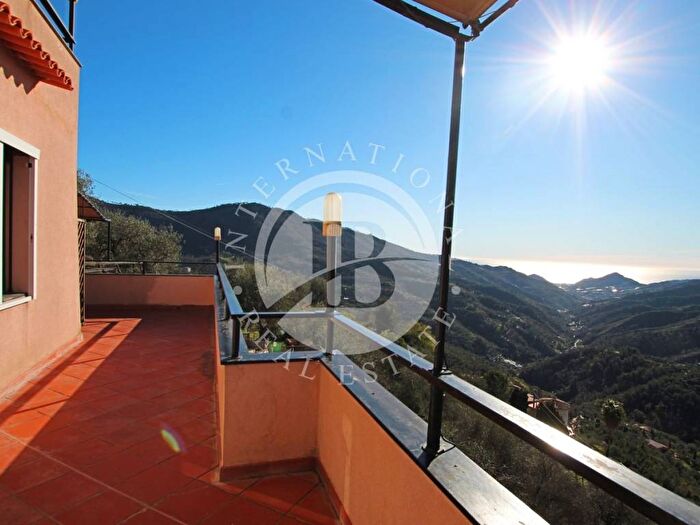 Casa con 6 locali in vendita in Perinaldo