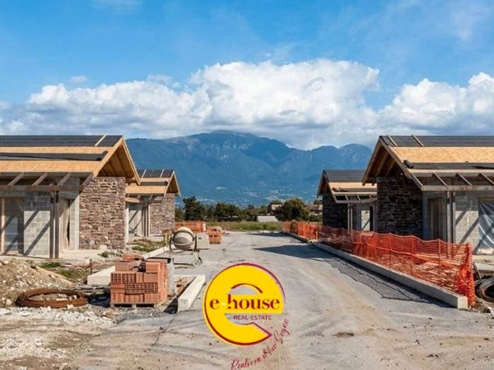 Casa con 6 locali in vendita in Loria