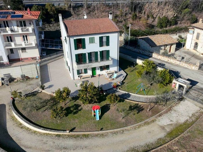 Casa con 6 locali in vendita in Centro, Perano