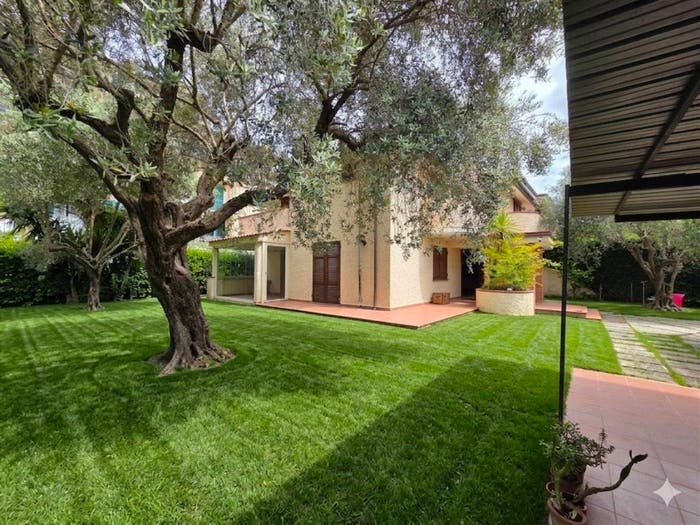 Casa con 6 locali in vendita in Centro, Massa