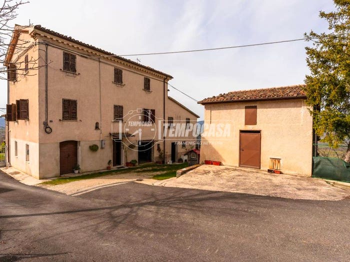 Casa con 6 locali in vendita in Via Collina, Matelica