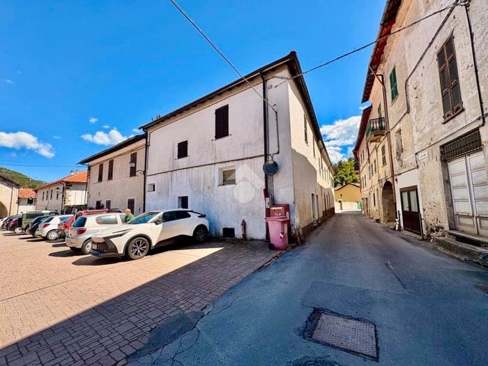 Appartamento con 5 locali in vendita in PIAZZA DEL ROSARIO, Centro, Calizzano