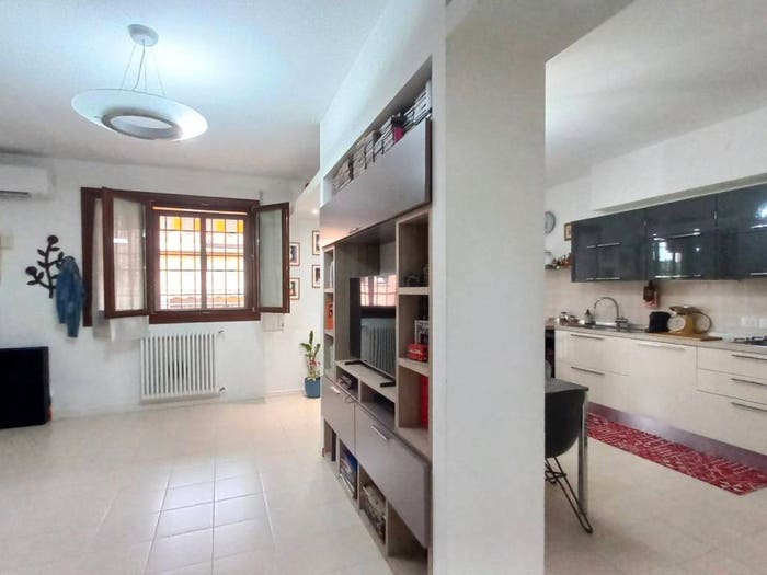 Appartamento trilocale in vendita in Budrio via Creti Martella bellissimo trilocale di comode dimensioni con terrazzo e balconi e garag, Centro, Budrio