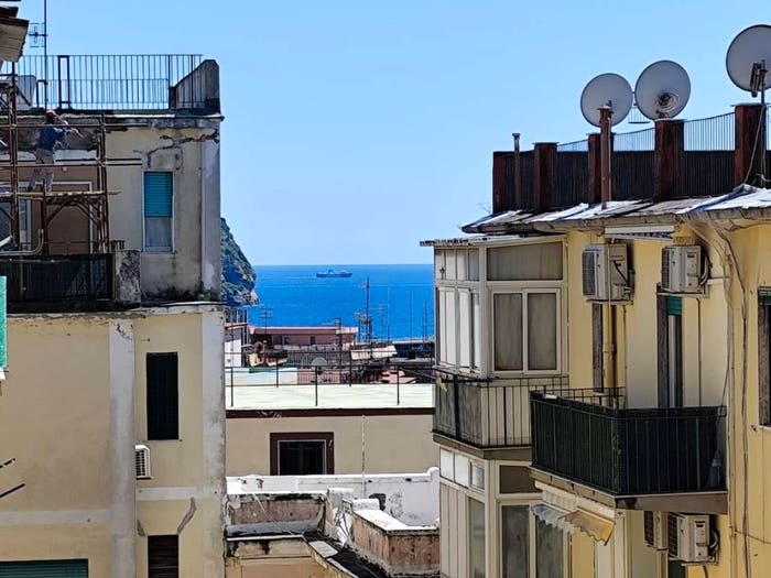 Appartamento trilocale in vendita in Via Acate, Bagnoli, Napoli
