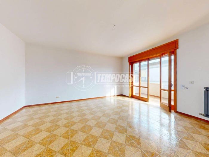Appartamento con 6 locali in vendita in Via Brenta, Maglie