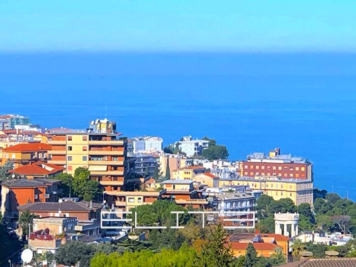 Appartamento con 6 locali in vendita in SALVOLINI, Adriatico, Ancona