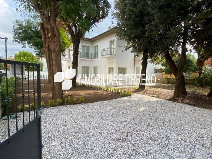 Appartamento trilocale in vendita in Via Vittorio Veneto, Marina di Massa Centro, Massa