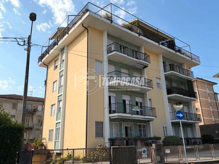 Appartamento quadrilocale in vendita in Via Vittorio Veneto, Centro, Arona