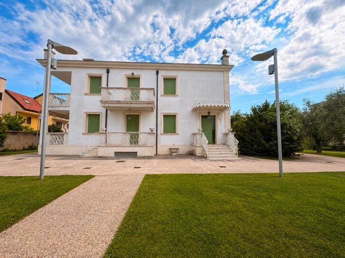 Casa con 6 locali in vendita in VIA ROSSINI, Vago, Lavagno