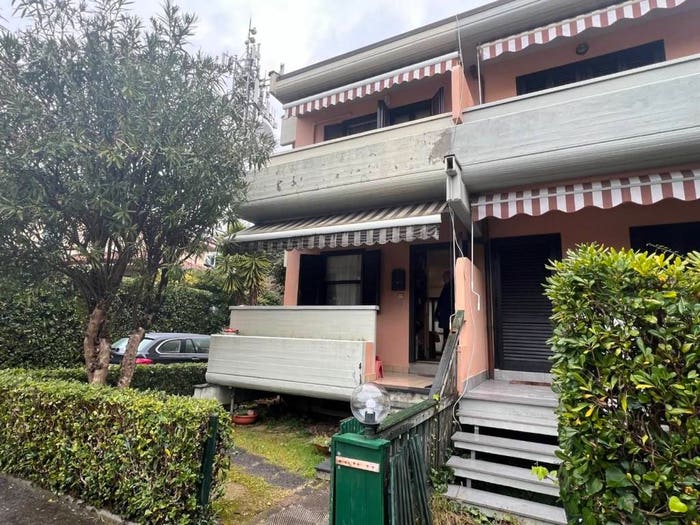 Casa con 6 locali in vendita in Marina di Massa Centro, Massa