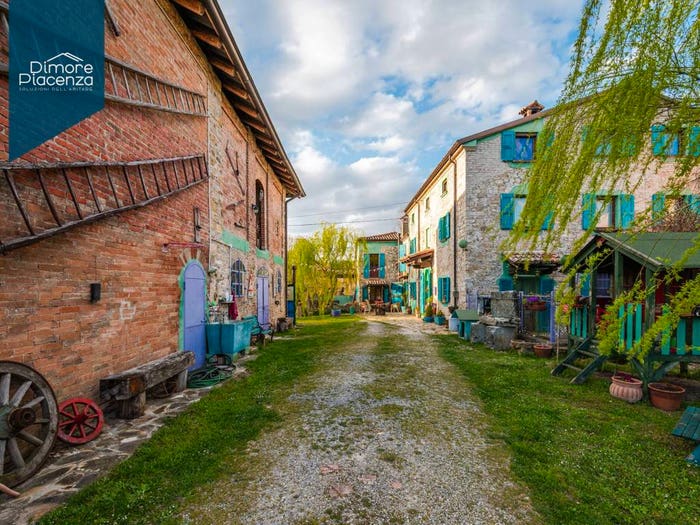 Casa con 6 locali in vendita in Via Roma, Centro, Piozzano