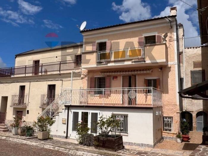Casa con 6 locali in vendita in Via Mazzini, Collepietro