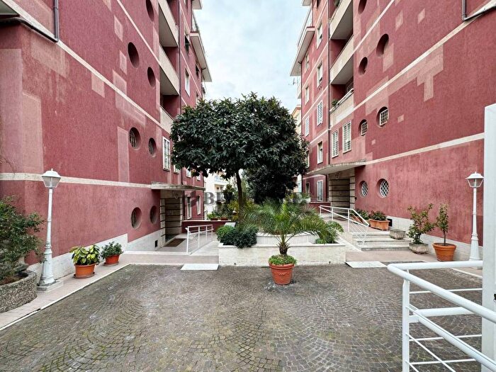 Appartamento quadrilocale in vendita in Viale delle Medaglie d'Oro, Medaglie d'Oro, Roma