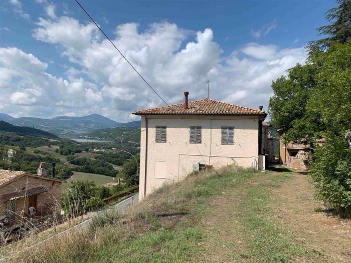 Appartamento con 6 locali in vendita in Valfornace Via San Giusto, Valfornace