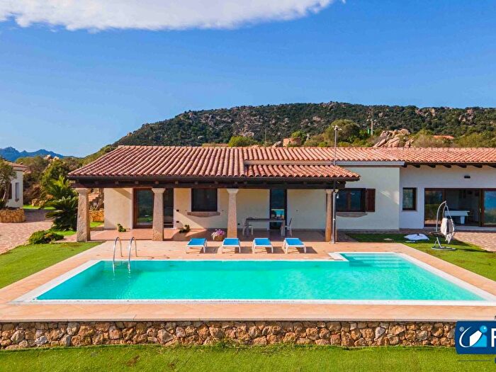 Casa con 6 locali in vendita in Via Casagliana, San Pantaleo, Olbia
