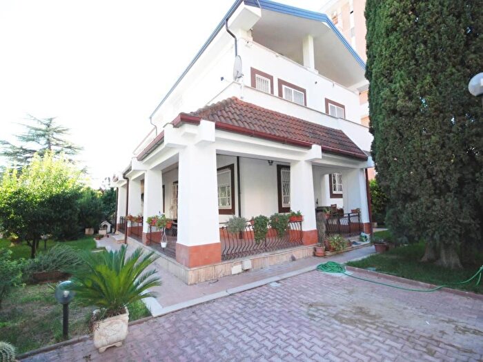 Casa con 11 locali in vendita in Via Francesco Paolo Bozzelli, Foggia