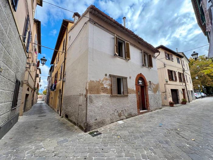 Casa con 6 locali in vendita in I VICOLO DEL PIANO, Centro, Fabriano