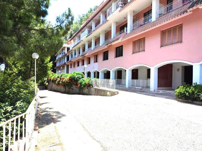 Appartamento con 5 locali in vendita in Piazzale Elvira Marincola Cattaneo, Copanello, Stalettì