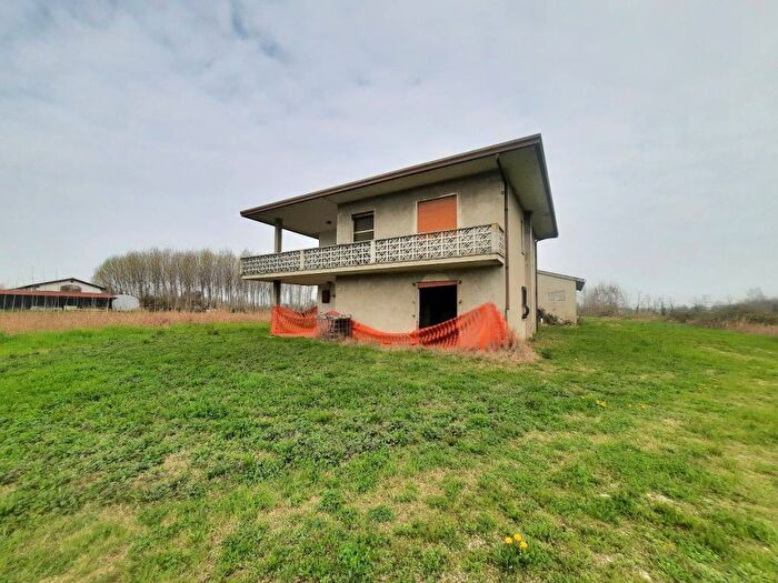Casa con 6 locali in vendita in Via Bovi, Trebaseleghe