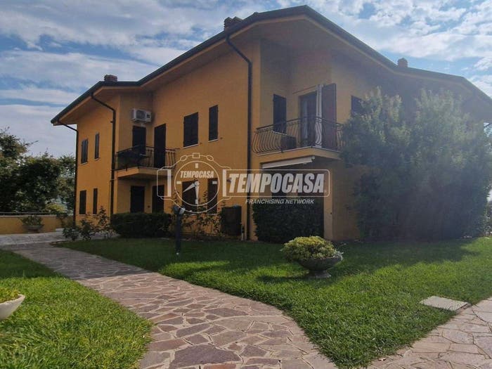 Appartamento trilocale in vendita in Via Costabella, Centro, Bardolino