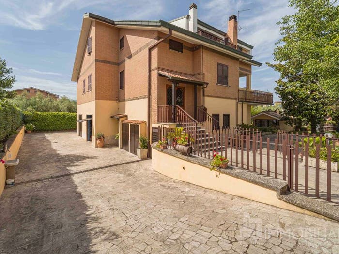 Appartamento quadrilocale in vendita in Via Camporotondo Etneo, Fontana Candida, Roma