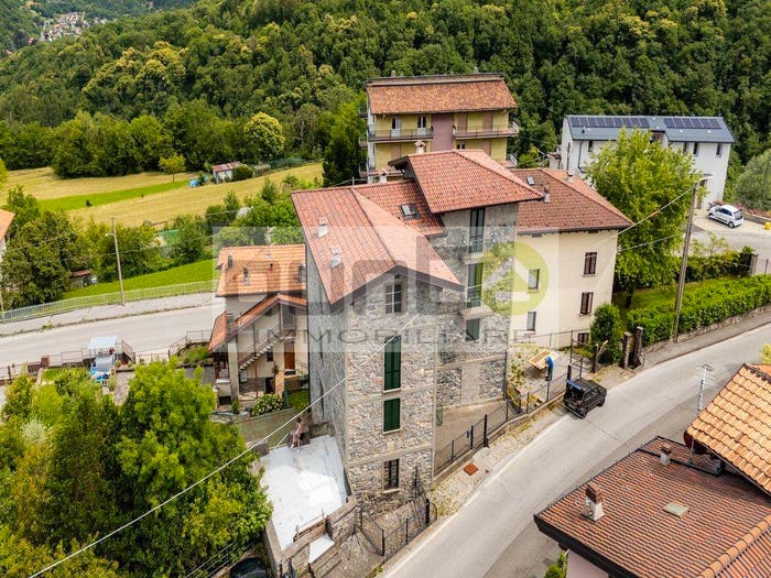 Casa con 6 locali in vendita in Via Santa Valeria, Rezzago