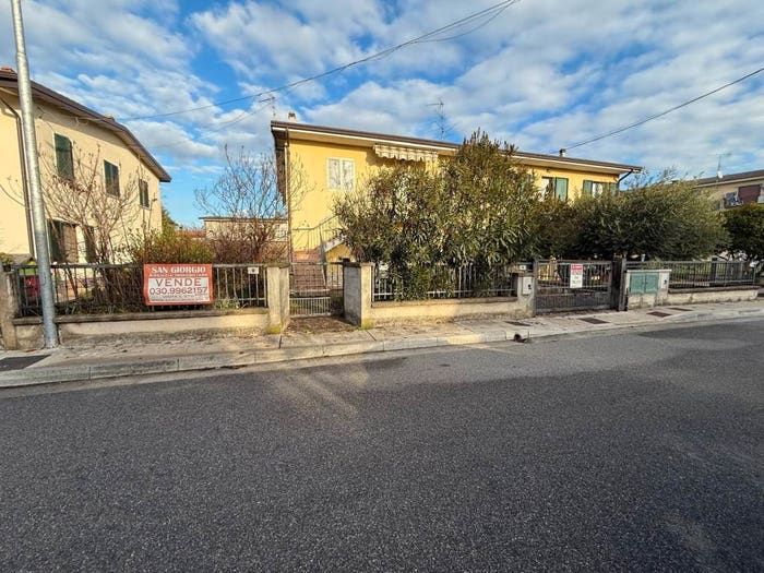 Casa quadrilocale in vendita in Via Umberto Pace, Centro, Montichiari