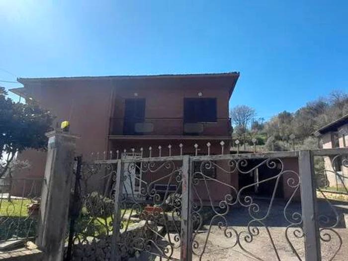 Casa con 6 locali in vendita in Via Roanzi Vallone, Ferentino