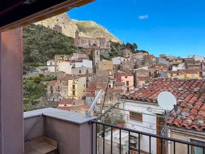 Casa con 6 locali in vendita in Via Isonzo, Isnello