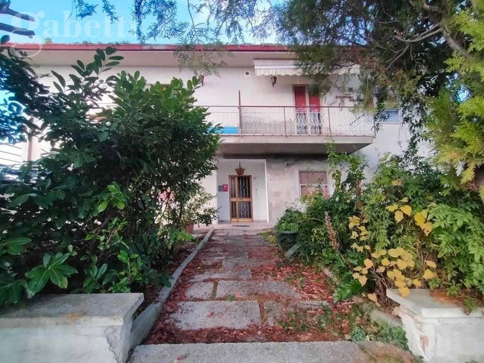 Casa con 6 locali in vendita in Ostra