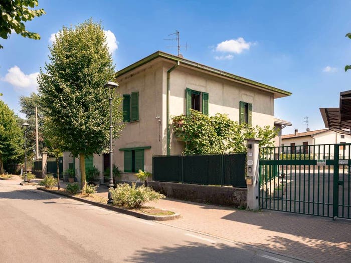 Casa con 6 locali in vendita in Via Stazione, Molteno
