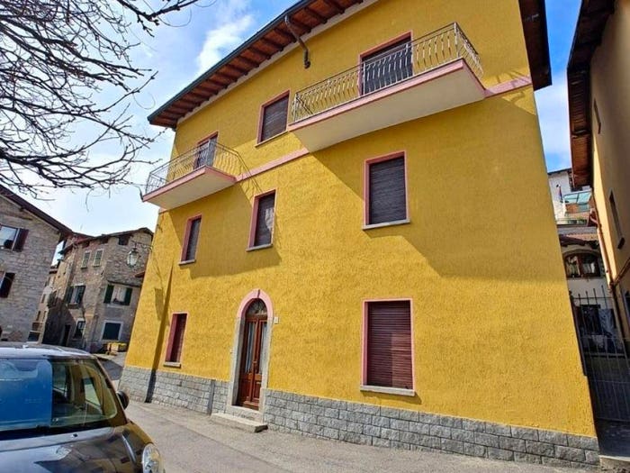 Casa con 6 locali in vendita in Piazza Pietro Orsolini, Ramponio Verna, Alta Valle Intelvi