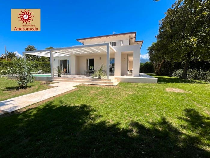 Casa con 6 locali in vendita in Via della Barbiera, Roma Imperiale, Forte dei Marmi