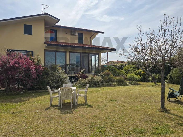 Casa con 6 locali in vendita in Via Cesare Licini, Ortona