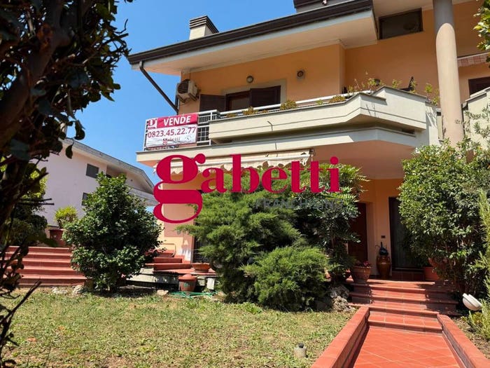 Casa con 6 locali in vendita in Via Emanuele De Cillis, Mezzano, Caserta