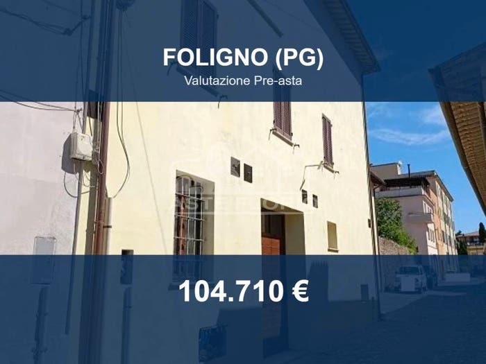 Appartamento trilocale in vendita in Via Isolabella, Centro Storico, Foligno