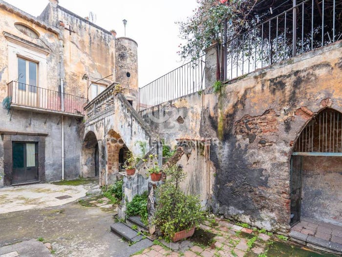 Casa con 6 locali in vendita in via Carpinati, Centro Storico, Acireale