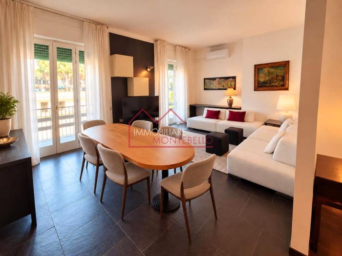 Appartamento quadrilocale in vendita in Viale Ugo Foscolo, Centro, Viareggio