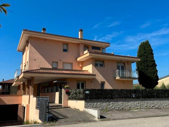 Appartamento trilocale in vendita in Via Arnaldo Baldoni, Centro, Passignano sul Trasimeno